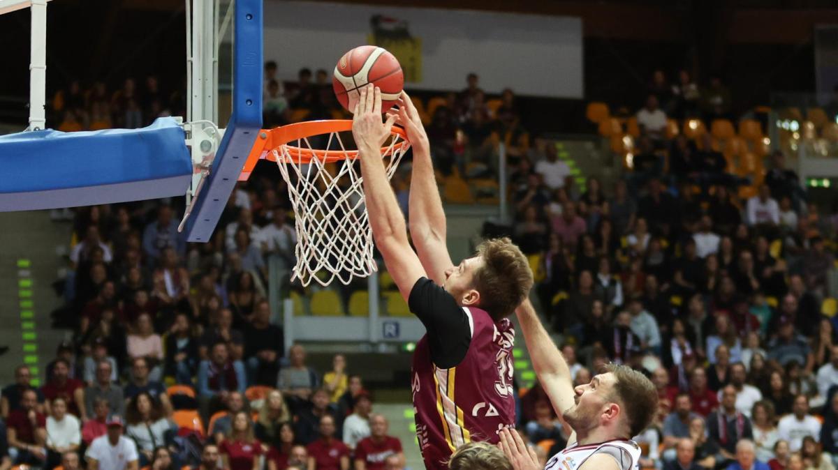 La Libertas a canestro