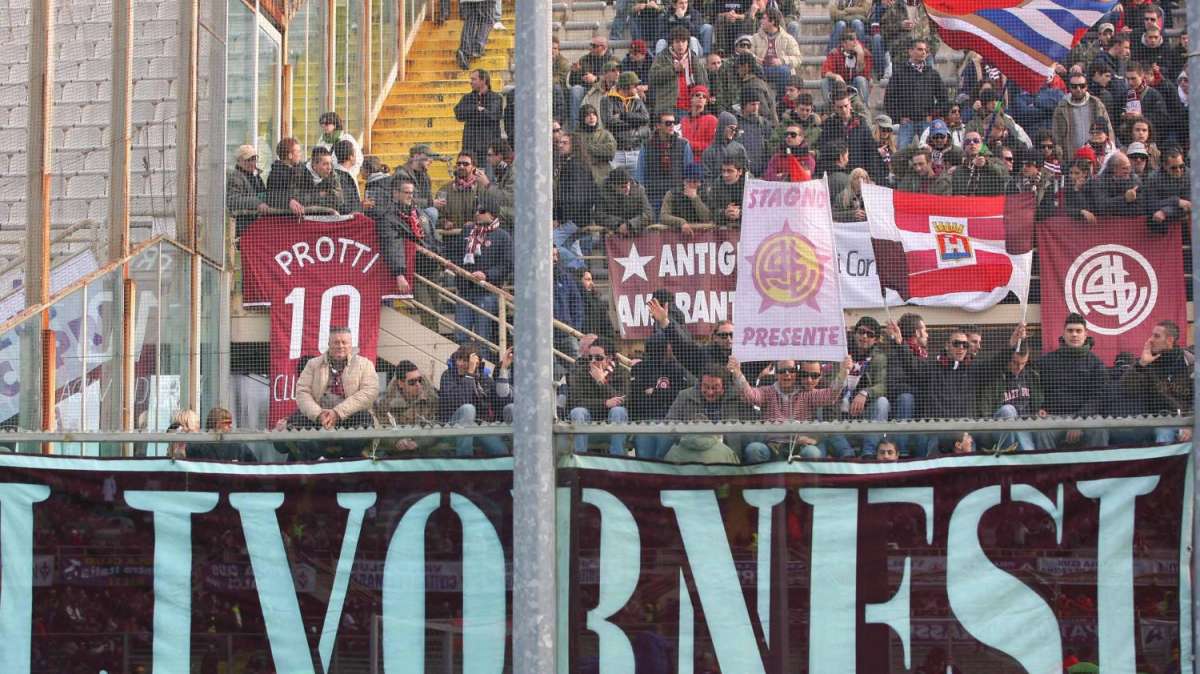 Bandiere e striscioni per chiedere ai tifosi di riempire l'Ardenza