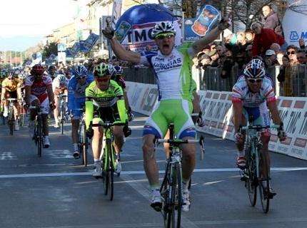 Costa degli Etruschi. Viviani bissa il successo al Gran premio