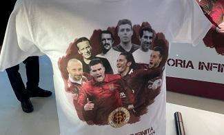 La maglia con i volti storici