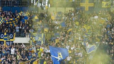 Saluti romani e canti fascisti, ultras del Verona denunciati a Livorno