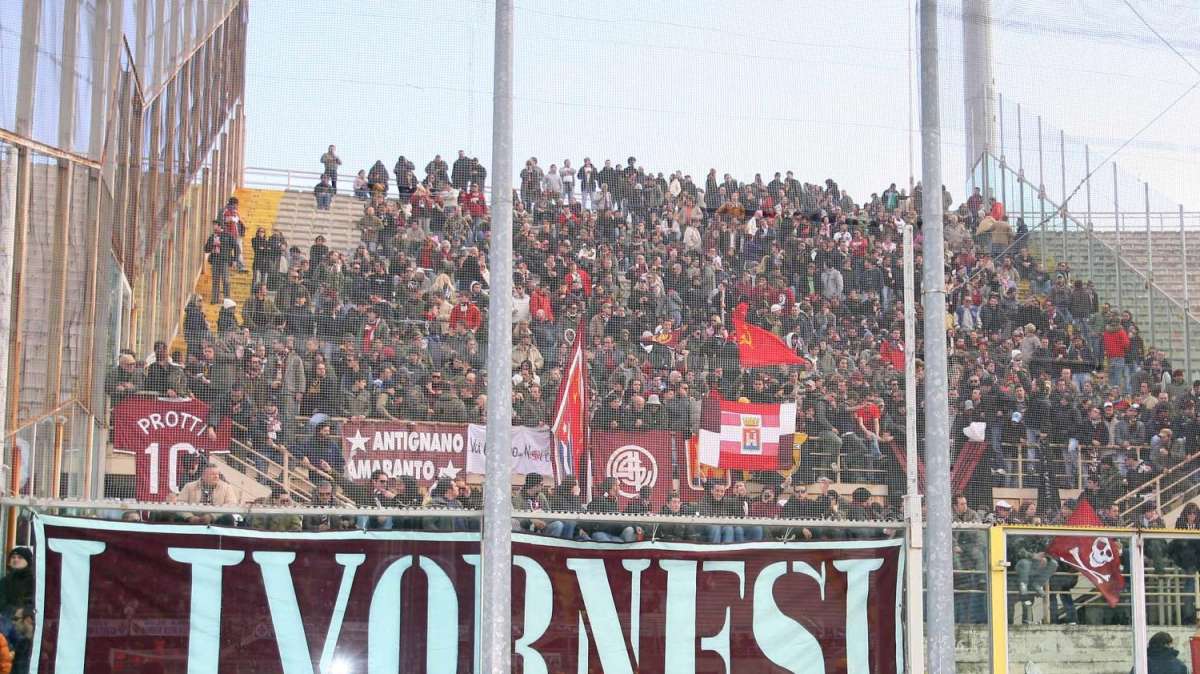 In duecento a dire a Spinelli di andarsene