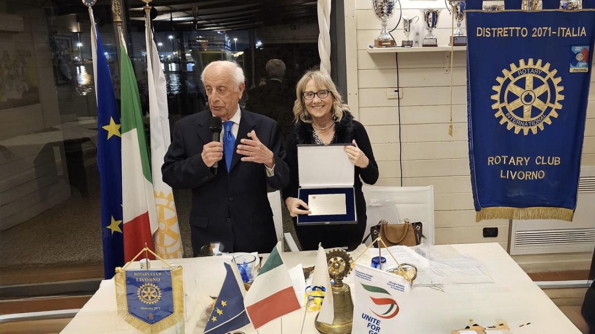 La targa conferita a Fernandez