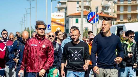 Amaranto, giocatori a piedi a Montenero per celebrare la salvezza 