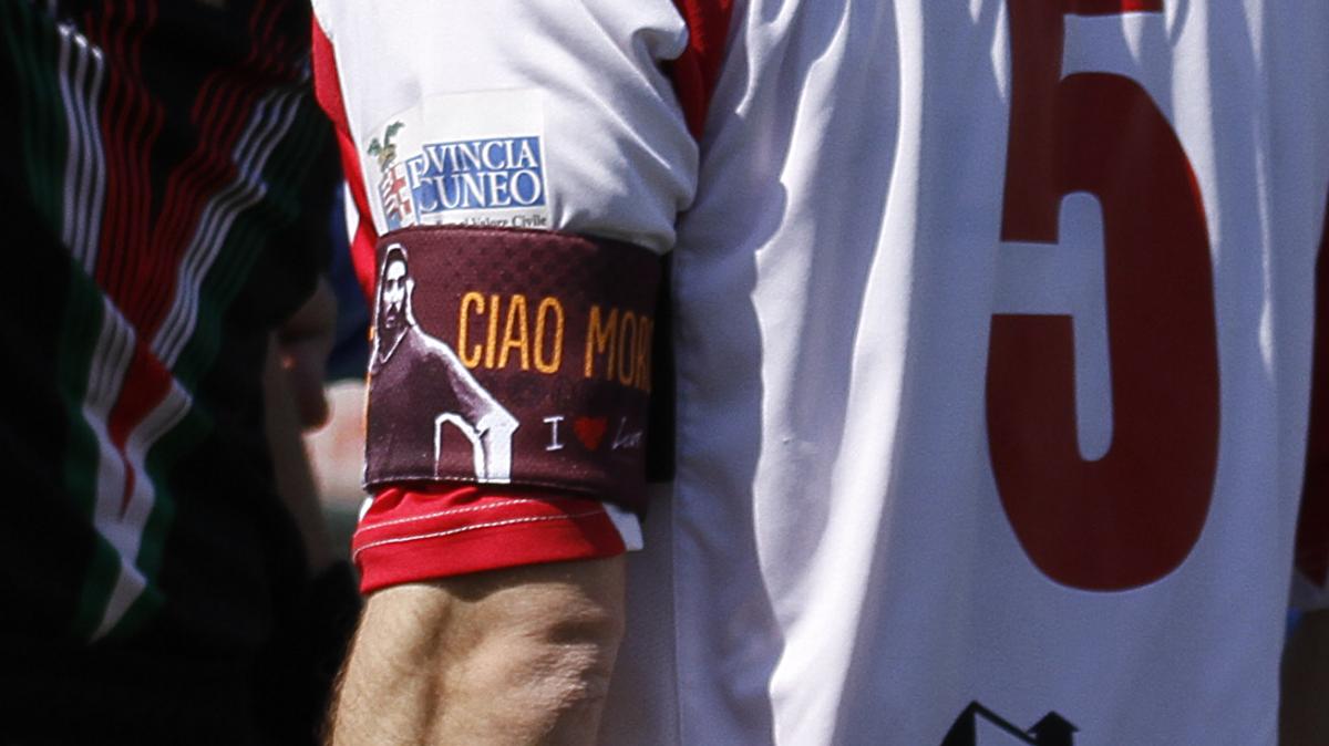Livorno ad Arezzo con la maglia celebrativa in ricordo di Morosini