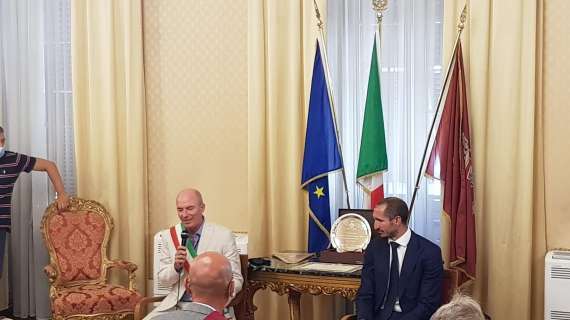 Chiellini omaggiato da Salvetti dopo la vittoria dell'Europeo