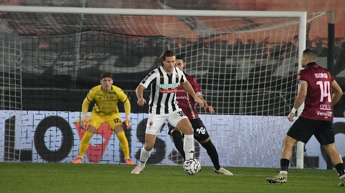 Ad Ascoli il Livorno alza bandiera bianca nel primo tempo, 3 a 1