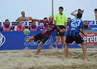 Beach soccer. Il Livorno cade nel derby col Pisa, 4 a 6