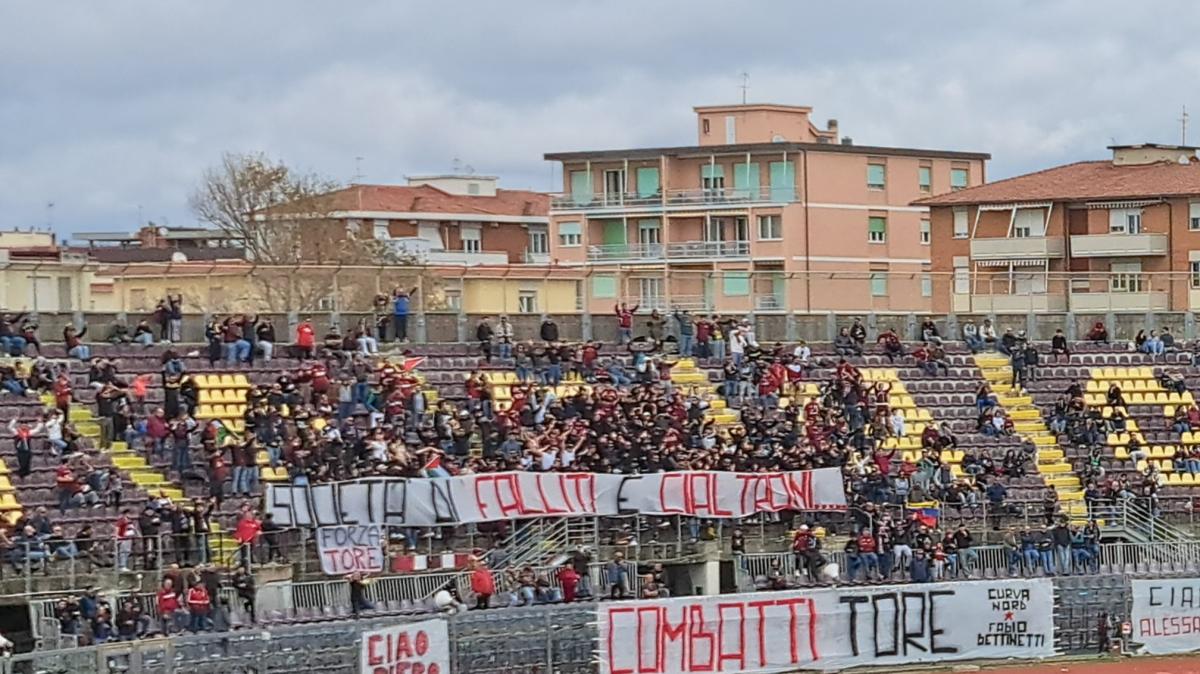 Lo striscione per il tifoso