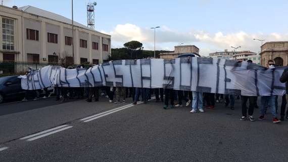 I tifosi amaranto al fianco della squadra, contestata la società