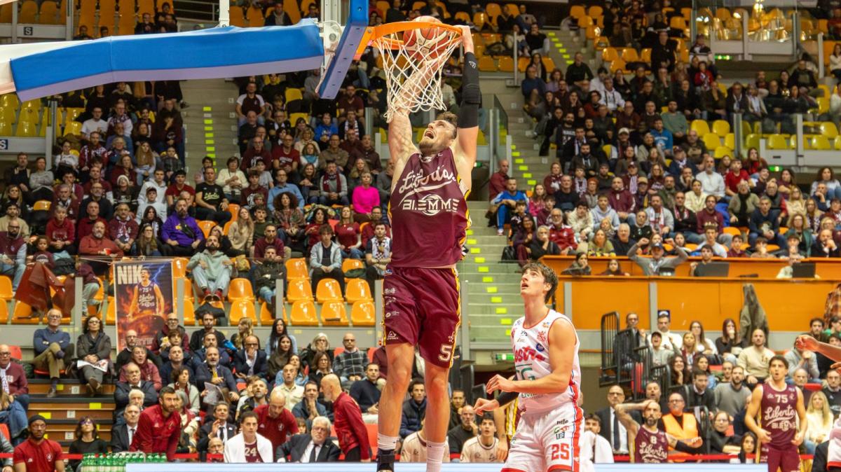 Un canestro della Libertas 