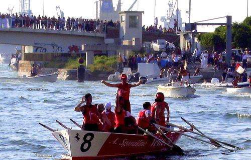 Gare remiere. Festa nel rione Venezia per la vittoria nel Palio e per il Trittico