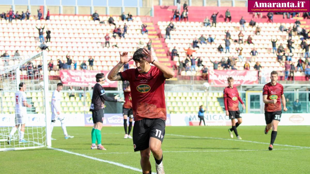 Malva in maglia amaranto