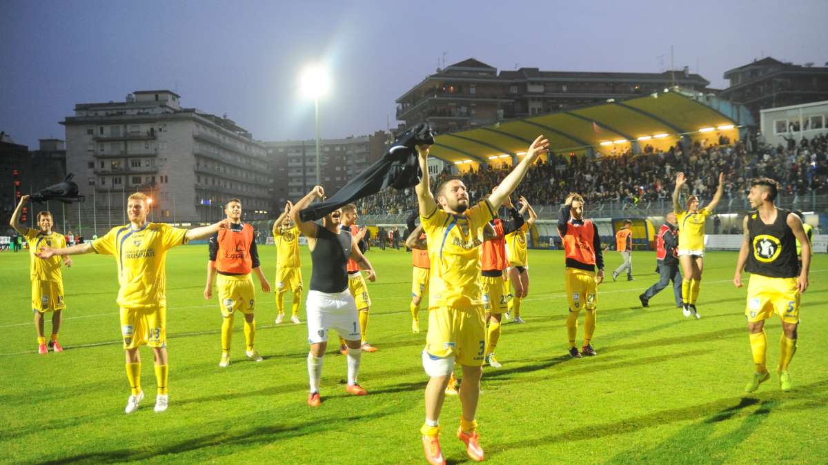 Il Frosinone batte il Latina nel recupero ma il Bologna gli sfugge