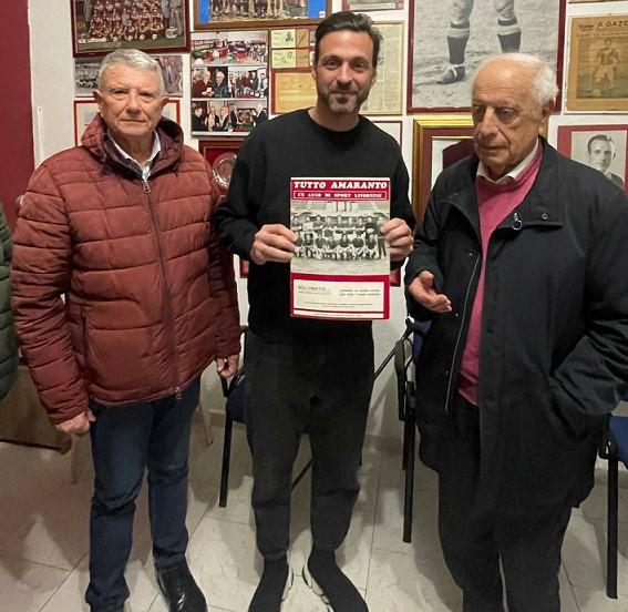 Di Carmine col libro ricevuto