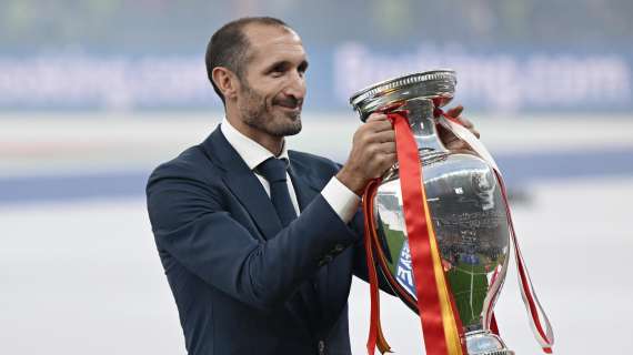 Chiellini riconsegna la Coppa Europa prima della finale tra Spagna e Inghilterra