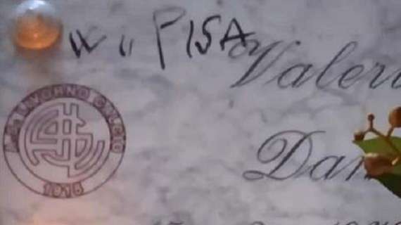 Imbrattata la tomba di un tifoso amaranto con scritte sul Pisa