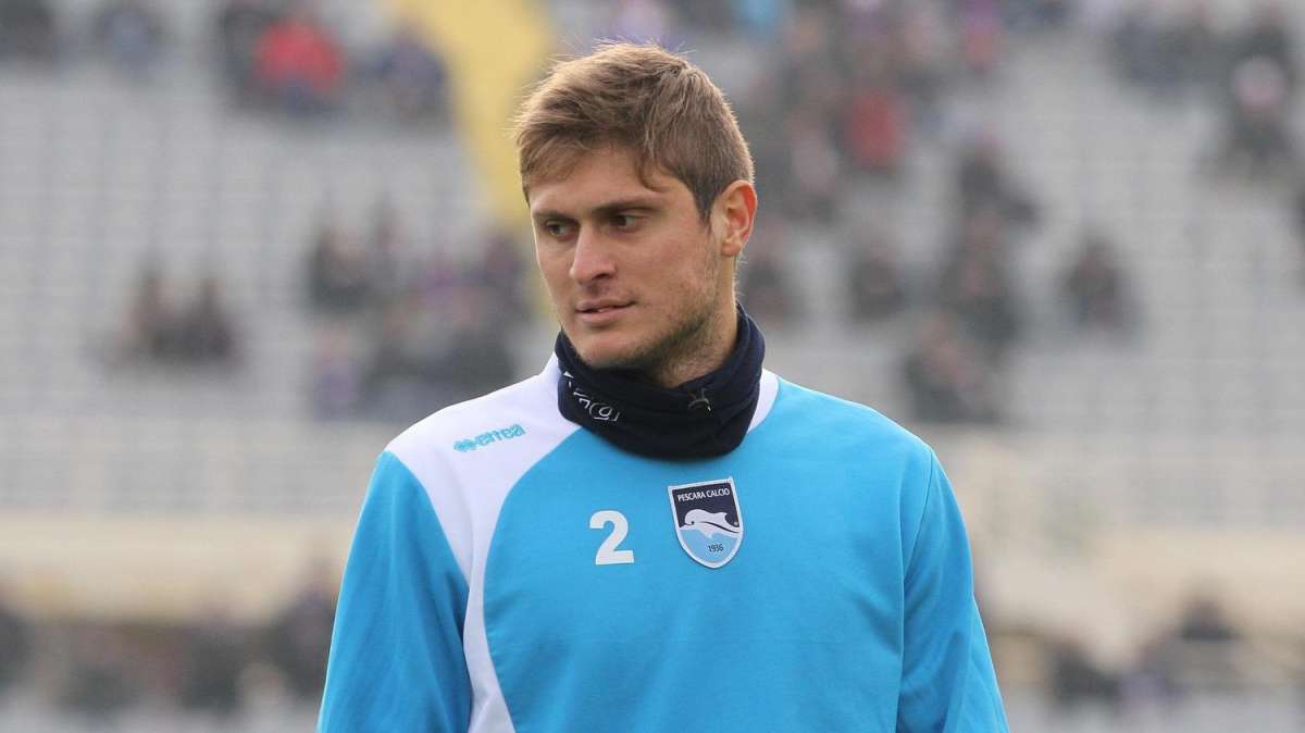 Livorno vicino al difensore Romagnoli del Pescara
