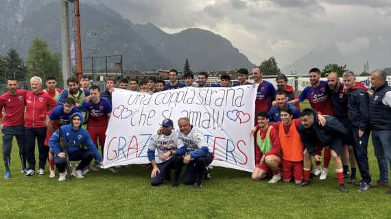 TOLMEZZO - Il saluto della squadra ai mister Serini e Gobbi