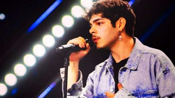 Omy, un tifoso della Curva Montagnani sul palco di X Factor