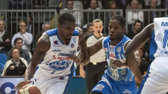 Feldeine e Johnson-Odom spingono Cantù, primo ko per Sassari