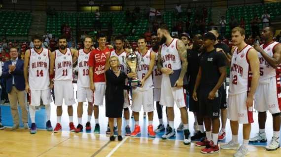 L&#039;Olimpia con il trofeo 