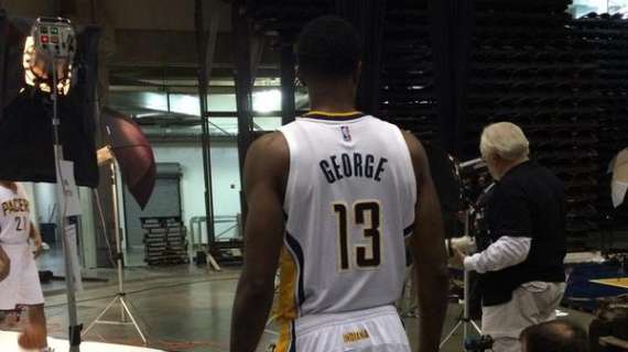 NBA: Paul George tira da tre con i compagni