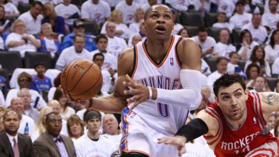 I Thunder festeggiano a San Antonio. Adams e Westbrook decisivi