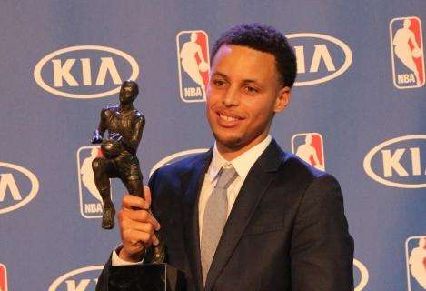 Steph Curry riceve l'MVP