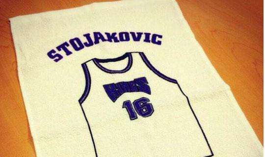 Si ferma la striscia dei Warriors, a Sacramento ritirata la maglia di Stojakovic