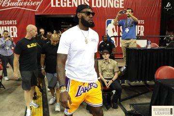 LeBron in gialloviola a bordocampo, ed i Lakers vincono