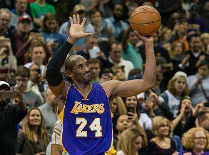 La notte di Kobe Bryant, il suo nome sul tetto dello Staples Center