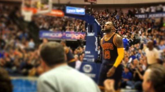 LeBron James senza fascetta fa impazzire il web