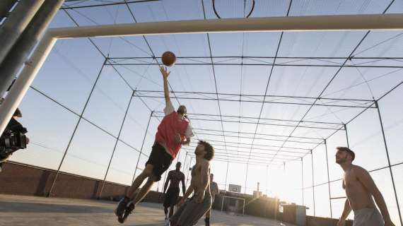 Il basket e il playground teatro del nuovo spot di Peroni