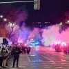 Caluroso y multitudinario recibimiento de la afición al autobús del Real Madrid antes del derbi