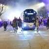 Miles de aficionados reciben al Real Madrid en el Bernabéu antes del partido contra el City