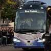 Vídeo: miles de aficionados reciben al autobús del Real Madrid antes del clásico en el Bernabéu