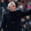 José Mourinho quiere obligatoriamente un central y un centrocampista