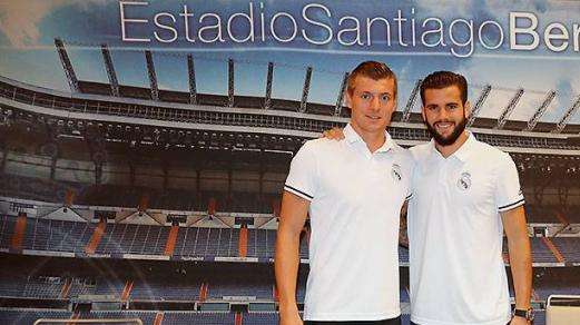 Kroos y Nacho firman autógrafos en Sevilla