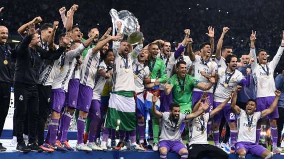 El Real Madrid ofrecerá esta noche la Liga, la Supercopa de Europa y la de España a la afición