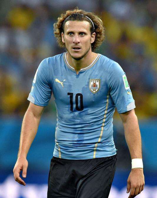 Forlán: "Me sorprendió que aficionados del Madrid abuchearan a Cristiano"