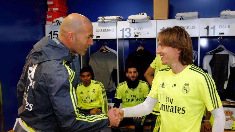 Zidane saludó uno a uno a los jugadores del Madrid