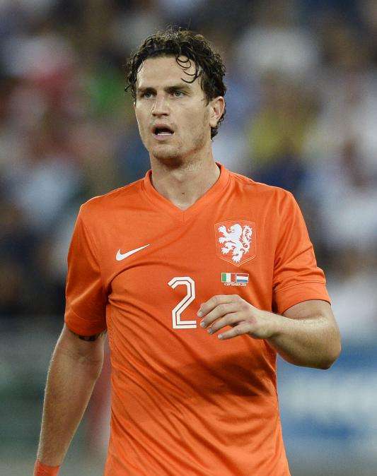 Mirror: Janmaat se rompe dos dedos por darle un puñetazo al muro del vestuario