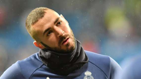 CAMBIO - Vázquez sustituye a Benzema. Ovación para el francés