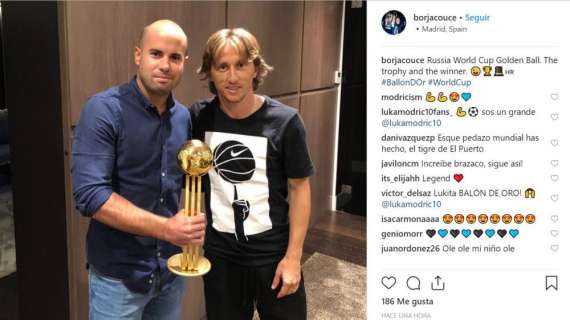 FOTO - Modric posa con su Balón de Oro a una semana del The Best