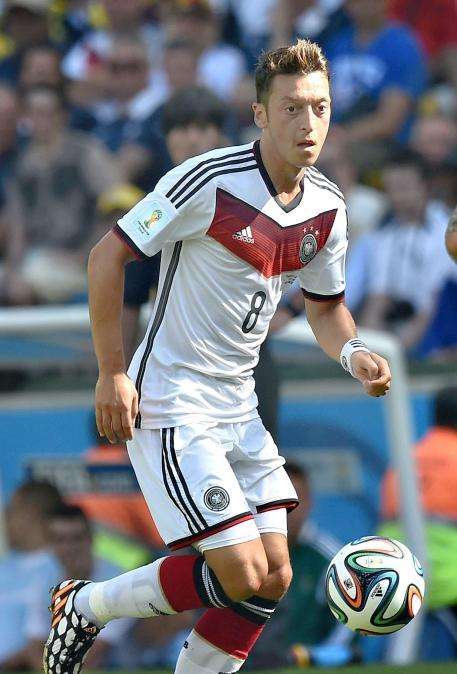 Özil elige un once ideal muy 'blanco'