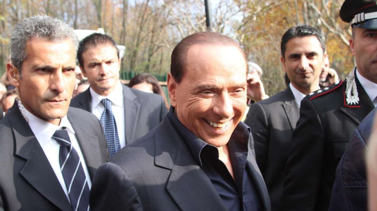Berlusconi: "Seedorf puede seguir en el Milan si llegamos a un acuerdo"