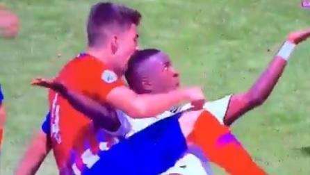 La imagen de la polémica: el capitán del Atlético de Madrid 'B' mordió en la cabeza a Vinícius Jr