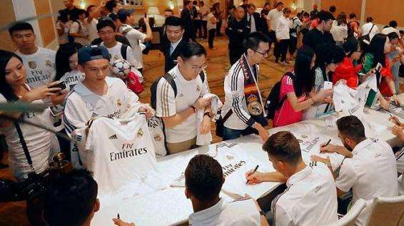 Firma de aútografos de los jugadores en China