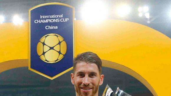 Ramos ejerce de capitán y recoge el trofeo en China